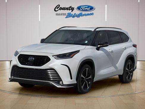 Used 2022 Toyota Highlander XSE image 2