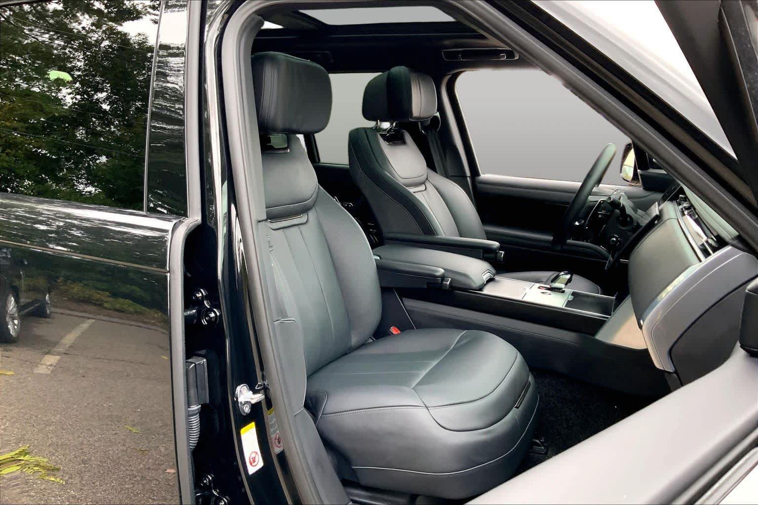 Used 2025 Land Rover Range Rover SV AWD/4WD image 8