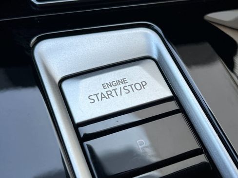 Used 2025 Volkswagen Atlas SE image 24