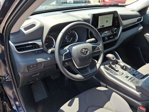 Used 2025 Toyota Highlander LE AWD/4WD image 26