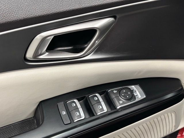 Used 2024 Kia Carnival LX FWD image 16
