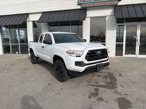 Used 2018 Toyota Tacoma SR image 3