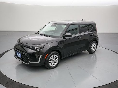 Used 2025 Kia Soul LX FWD image 9
