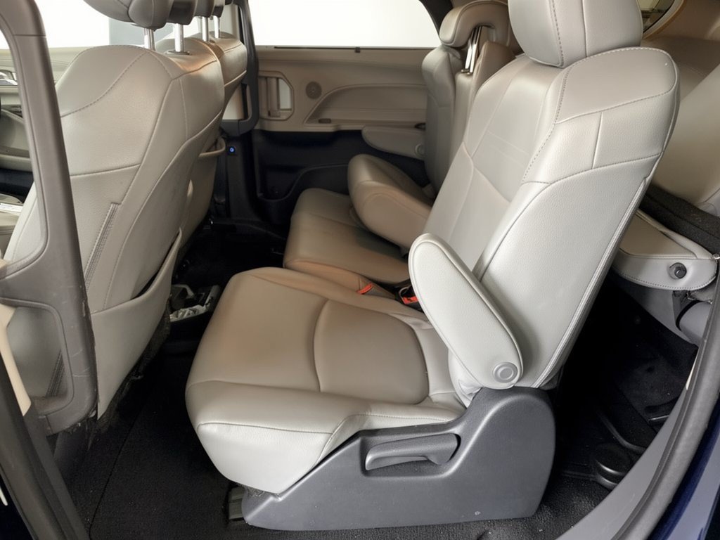 Used 2024 Toyota Sienna XLE FWD image 25