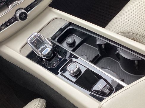 Certified 2023 Volvo XC60 B5 Ultimate w/ Climate Package image 26