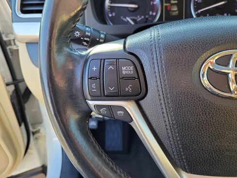 Used 2015 Toyota Highlander XLE FWD image 29