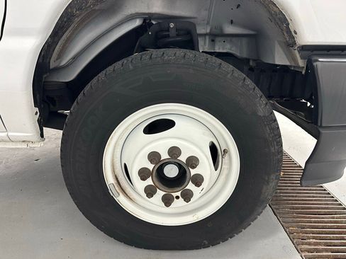 Used 2024 Ford E-350 and Econoline 350 Super Duty image 43