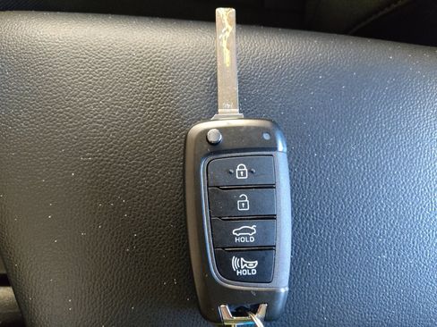 Used 2023 Hyundai Elantra SE w/ Preferred Accessory Package image 32