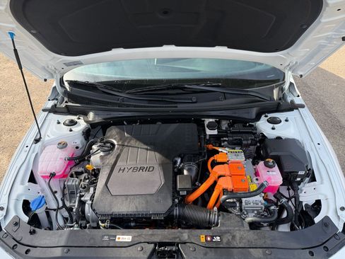 Used 2025 Hyundai Elantra Limited image 32