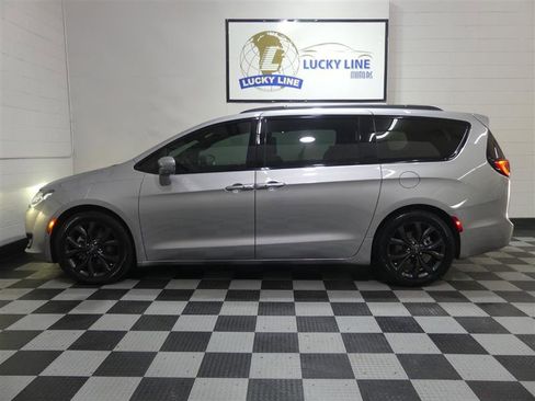 Used 2018 Chrysler Pacifica Limited w/ Advanced Safetytec Group FWD image 7