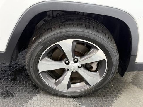 Used 2019 Jeep Cherokee Limited AWD/4WD image 12