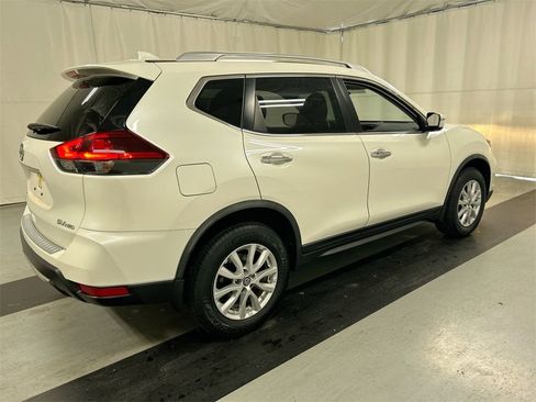 Used 2018 Nissan Rogue SV image 2