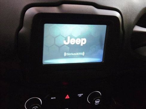 Used 2019 Jeep Renegade Latitude AWD/4WD image 14