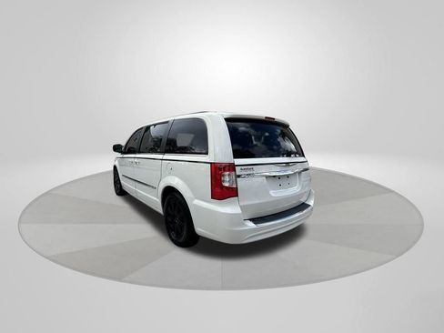 Used 2013 Chrysler Town & Country Touring image 5