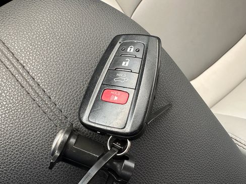 Used 2022 Toyota RAV4 XLE Premium image 32