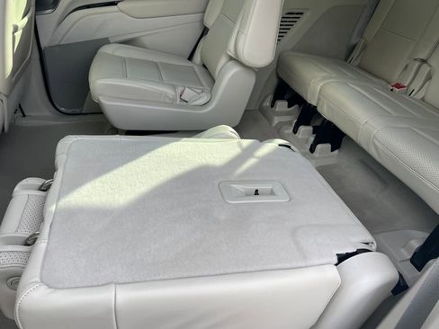 Used 2022 Cadillac Escalade Premium Luxury Platinum image 17