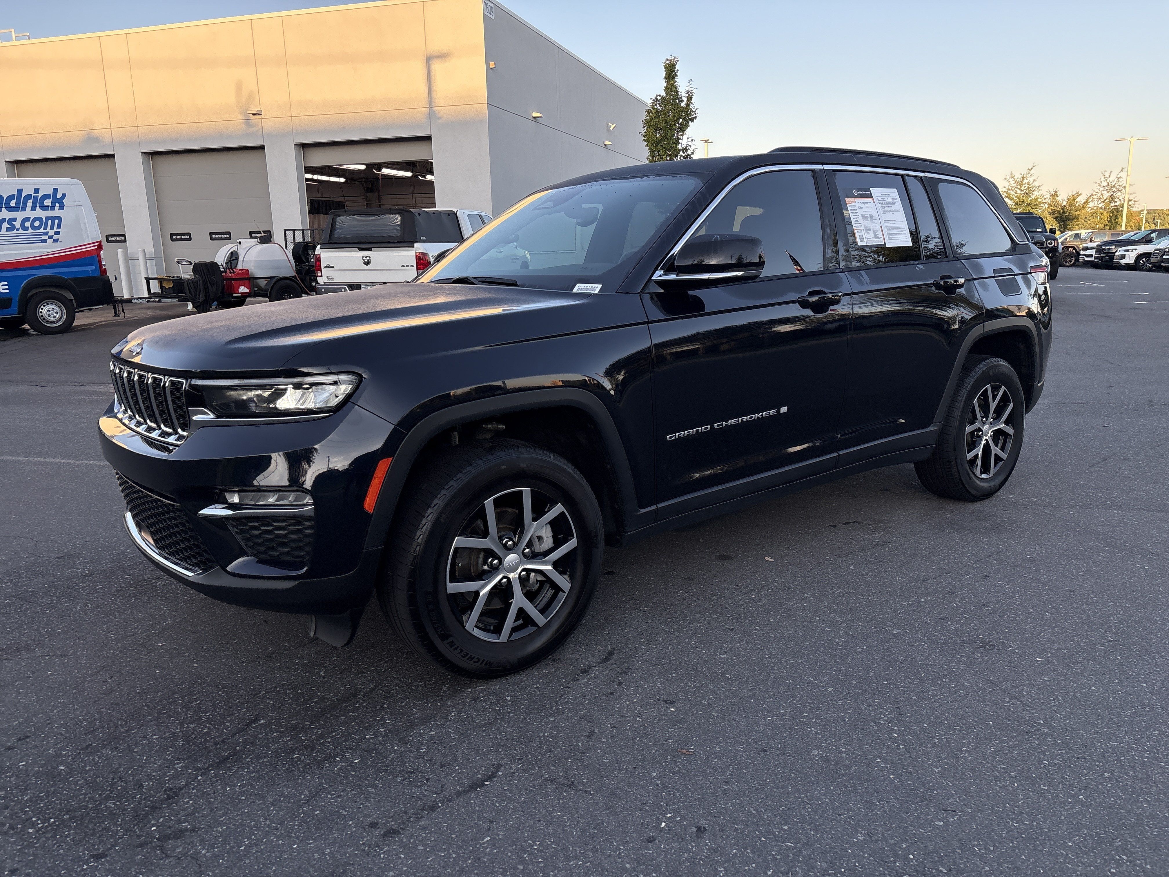 Used 2024 Jeep Grand Cherokee Limited AWD/4WD image 5