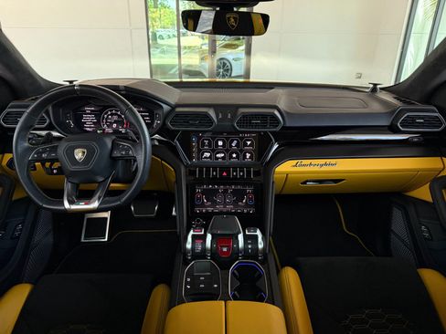 Used 2022 Lamborghini Urus AWD/4WD image 44