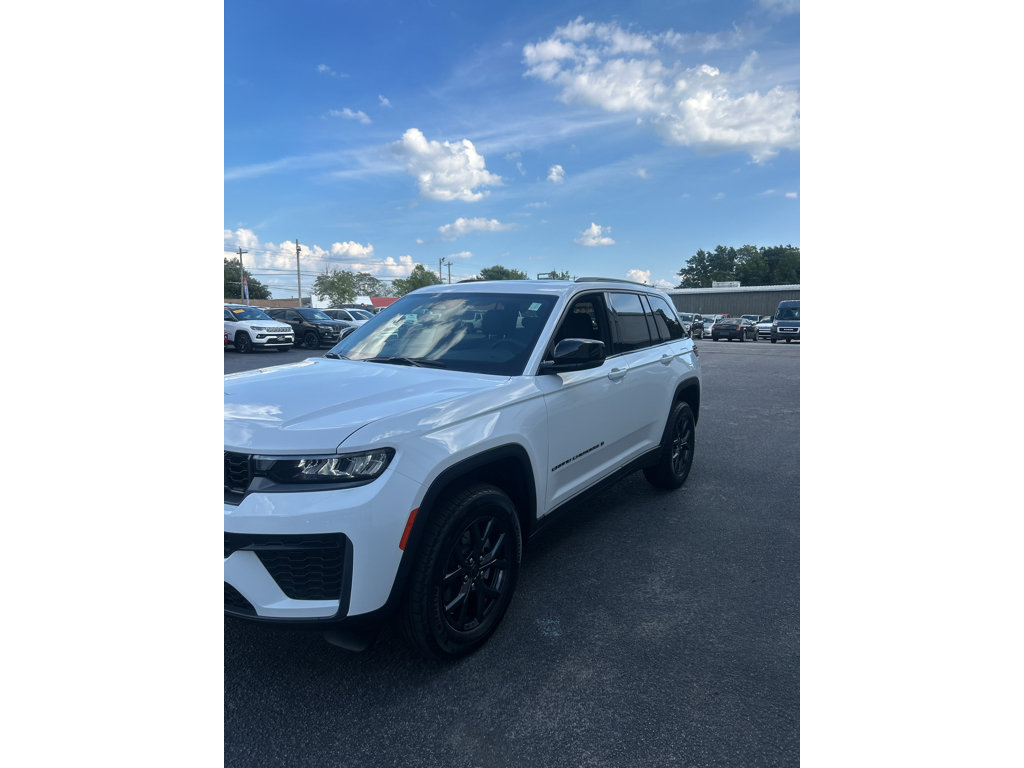 New 2027 Jeep Grand Cherokee Altitude AWD/4WD image 3