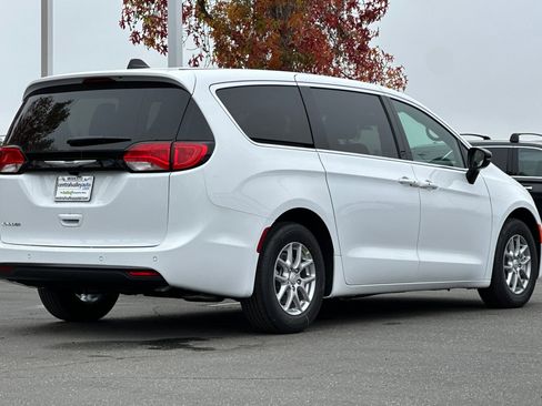 New 2026 Chrysler Voyager LX image 4