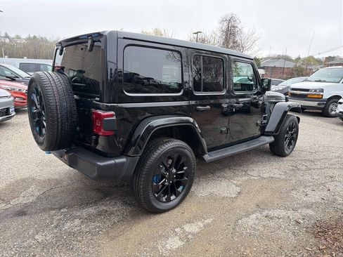 Used 2023 Jeep Wrangler Unlimited Sahara w/ Cold Weather Group AWD/4WD image 6