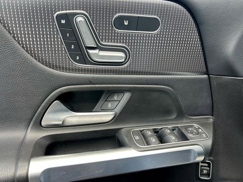 Used 2020 Mercedes-Benz GLB 250 4MATIC w/ Premium Package image 11