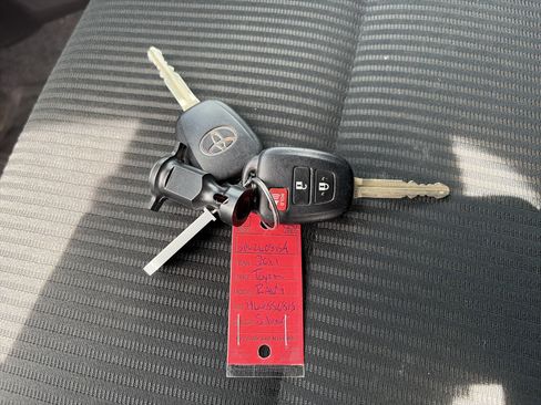 Used 2017 Toyota RAV4 LE AWD/4WD image 32