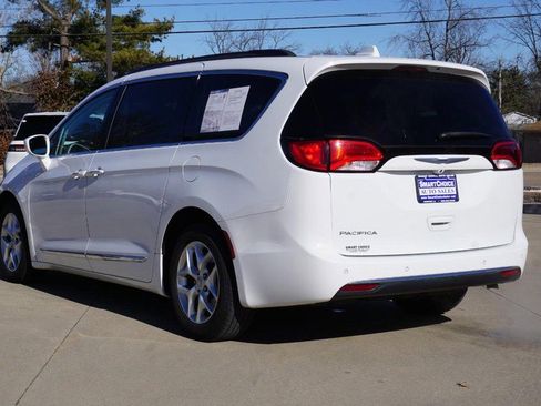 Used 2017 Chrysler Pacifica Touring-L w/ Tire & Wheel Group image 5