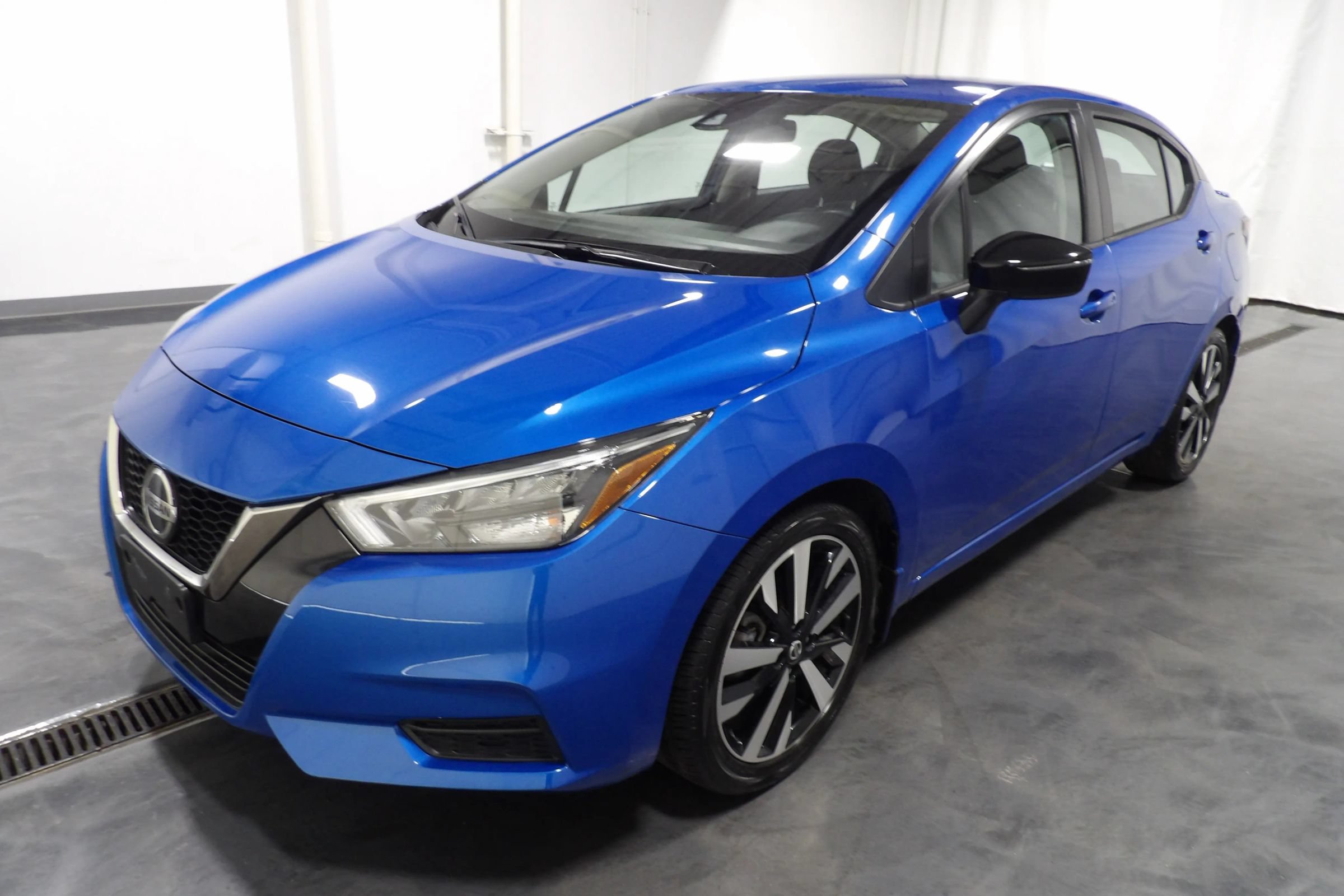 Used 2022 Nissan Versa SR w/ Convenience Package FWD image 4