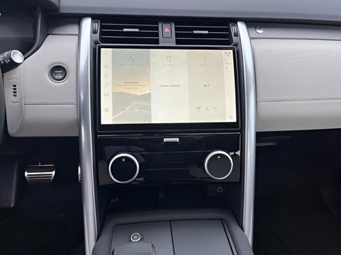 Certified 2025 Land Rover Discovery Dynamic SE image 16