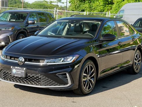 Used 2025 Volkswagen Jetta SE w/ Sunroof Package FWD image 3