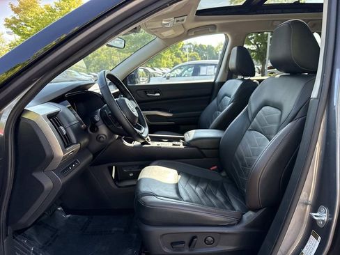 Used 2023 Nissan Pathfinder Platinum w/ Lighting Package (N93) AWD/4WD image 18