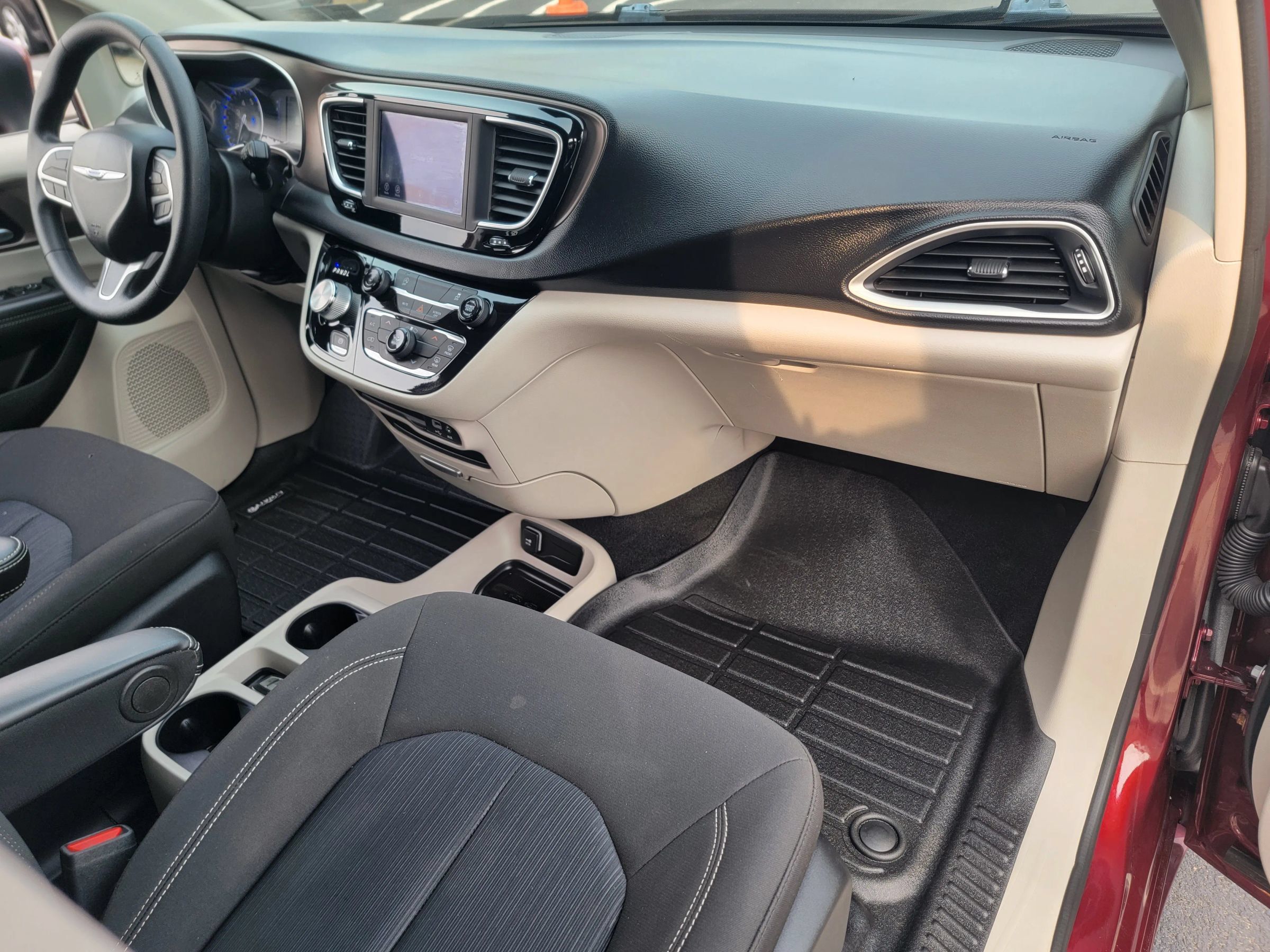 Used 2020 Chrysler Voyager L FWD image 17
