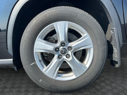 Used 2023 Toyota Highlander LE FWD image 14