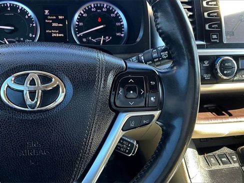 Used 2017 Toyota Highlander Limited Platinum image 21