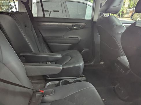 Used 2021 Toyota Highlander Limited image 11