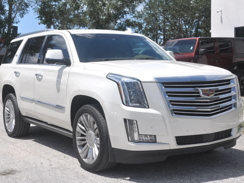 Used 2015 Cadillac Escalade Platinum RWD image 2