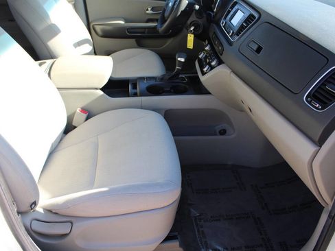 Used 2018 Kia Sedona L image 8