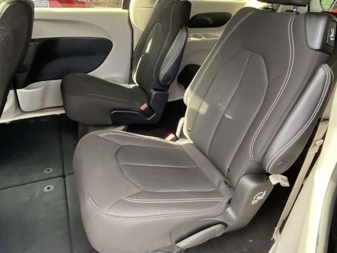 Used 2023 Chrysler Voyager LX image 10