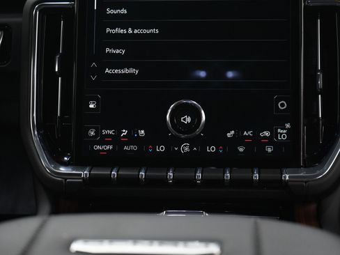 Used 2025 GMC Yukon XL Denali AWD/4WD image 18