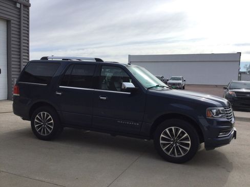 Used 2017 Lincoln Navigator Select image 3
