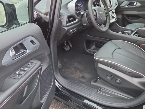 New 2026 Chrysler Pacifica Limited w/ S Appearance Package image 17