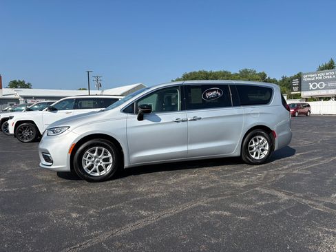Used 2024 Chrysler Pacifica Touring-L FWD image 7