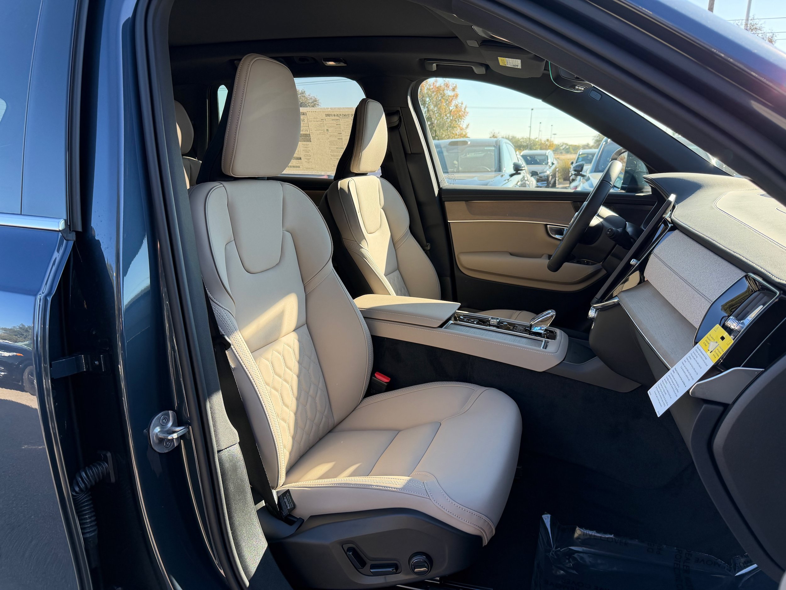 New 2026 Volvo XC90 T8 Plus w/ Protection Package Premier AWD/4WD image 8