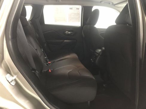 Used 2019 Jeep Cherokee Latitude w/ Cold Weather Group image 10