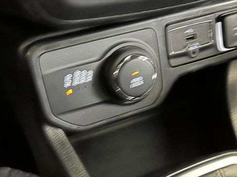 Certified 2022 Jeep Renegade Altitude w/ Sun/Sound Group image 35