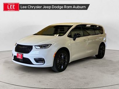 New 2026 Chrysler Pacifica Select