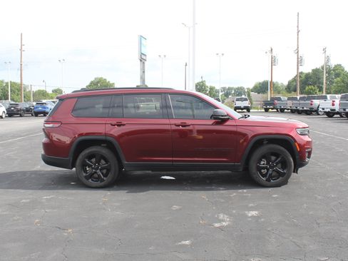 Used 2024 Jeep Grand Cherokee L Limited w/ Luxury Tech Group II AWD/4WD image 3