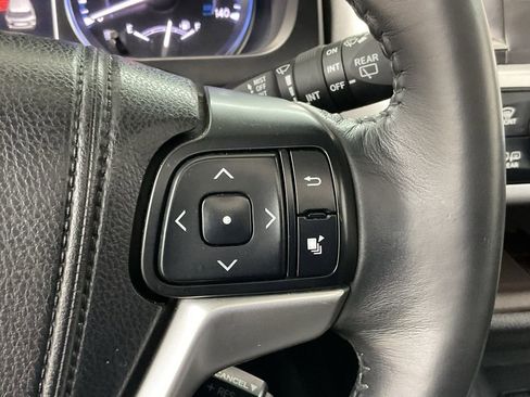 Used 2014 Toyota Highlander XLE image 11