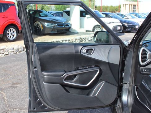 Used 2025 Kia Soul LX w/ LX Technology Package FWD image 18